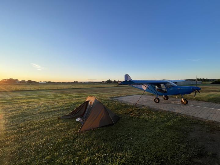Alba all'aerocamping di Vische (LIVV) con la tenda e il Savannah pronto per ripartire