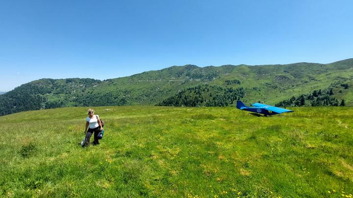 Pilota sui prati dell'Alpe Meggiana con il Savannah sulla pista in pendenza