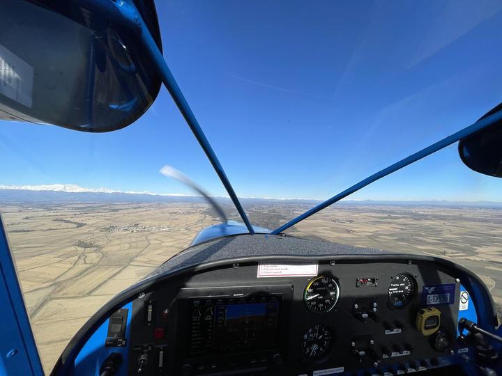 Cruscotto del Savannah in volo da Vercelli (LILI) a Varallo sopra le risaie, con l'arco alpino sullo sfondo