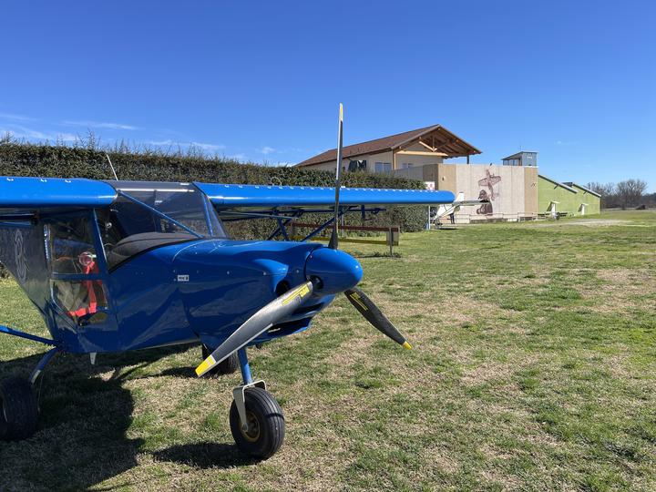 Il Savannah blu sul prato durante una gita in volo a Castelnuovo