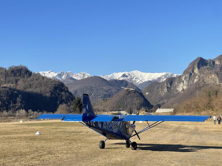 Il Savannah I-D555 in rullaggio verso l'holding point della pista 19 a Roccapietra, con le Alpi innevate sullo sfondo
