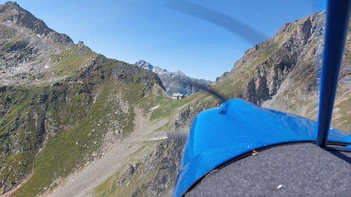 Volo in montagna attraverso il Sottile, confine naturale tra Valsesia e Valle d'Aosta, visto dalla cabina del Savannah