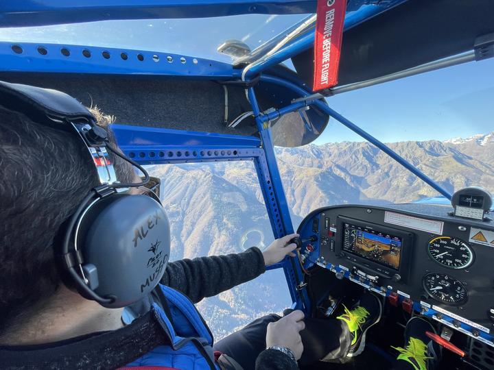 Pilota ai comandi del Savannah in salita verso Alagna Valsesia, con le montagne davanti al parabrezza