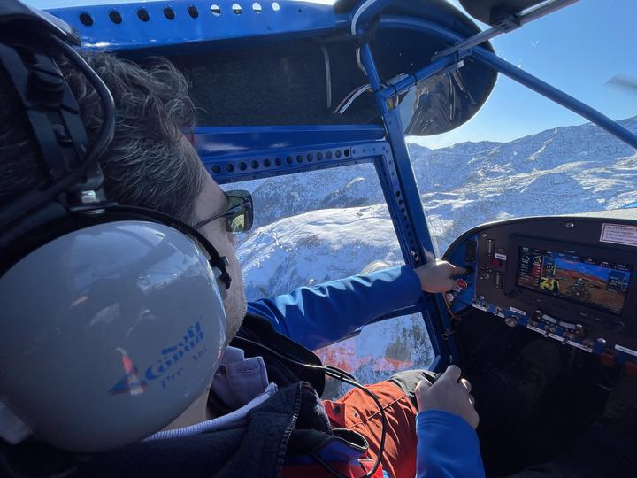 Pilota in ricognizione alta sopra l'altiporto di Meggiana, tra le montagne innevate della Valsesia