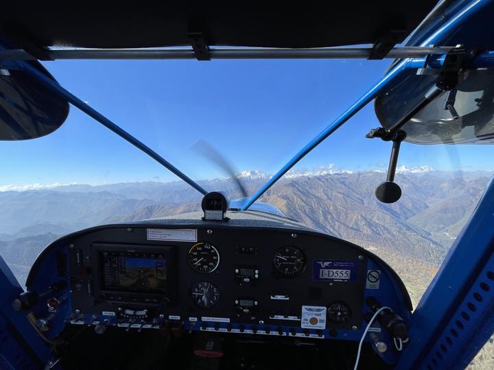 Cruscotto del Savannah in volo di rientro dal lago d'Orta con le Alpi innevate all'orizzonte