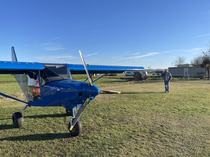Il Savannah fermo sul prato dell'aviosuperficie di Vische (LIVV) con un pilota sullo sfondo